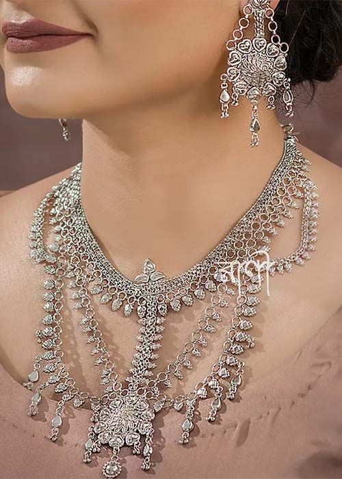 Elegant Silver Short Necklace with Leaf Motif